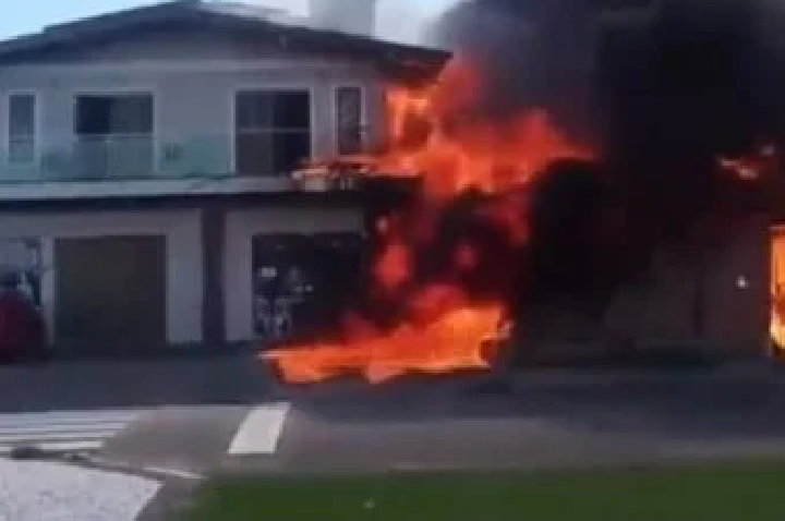 Avião cai em área residencial de Capão da Canoa e deixa quatro mortos