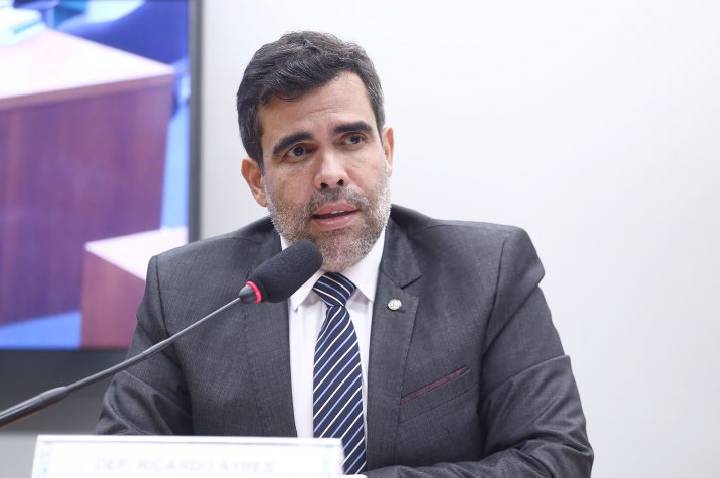 Comissão aprova projeto que proíbe cobrar do inadimplente gastos do condomínio com advogado