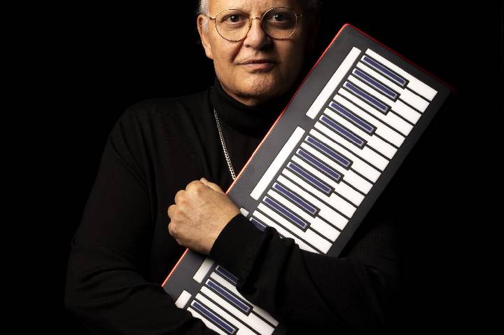 Guilherme Arantes celebra 50 anos de carreira com show emocionante em Porto Alegre