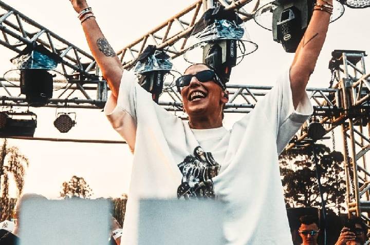 LoveÜ Festival reúne mais de 3 mil pessoas e transforma o 4º Distrito em epicentro da música eletrônica