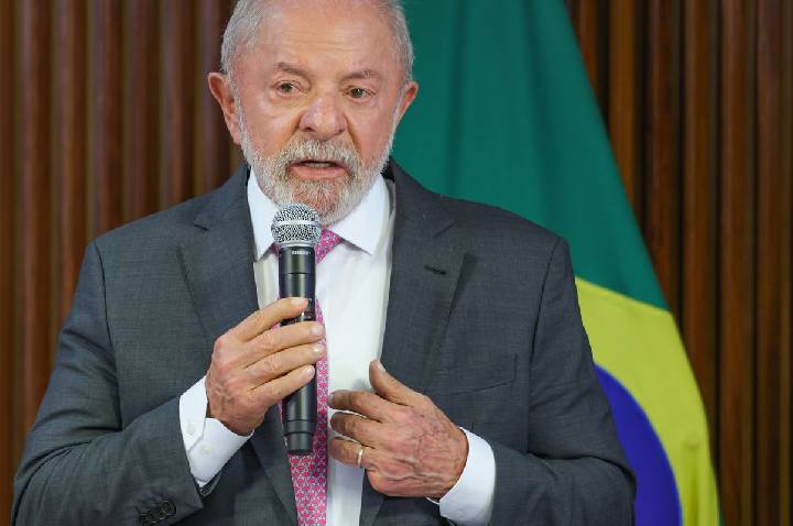 Lula diz que país não precisa de escola cívico-militar na educação