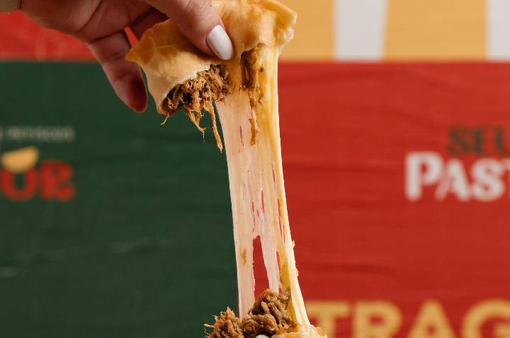 Mais de 1 milhão de pastéis em um ano: Seu Pastenor se consolida como fenômeno gastronômico em Porto Alegre