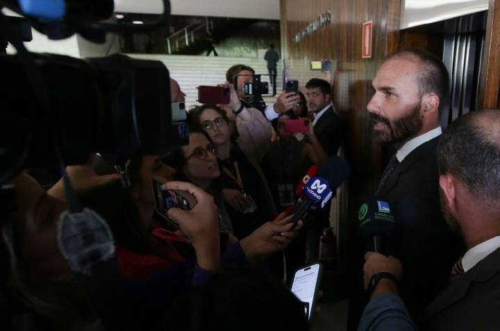 Por unanimidade, STF torna Eduardo Bolsonaro réu por atuação nos EUA