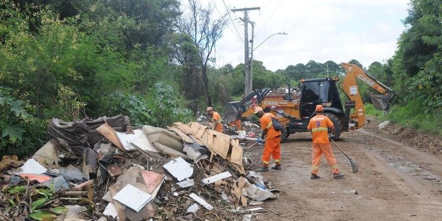 Mutirão do DMLU retira toneladas de lixo descartado irregularmente no Extremo Sul de Porto Alegre