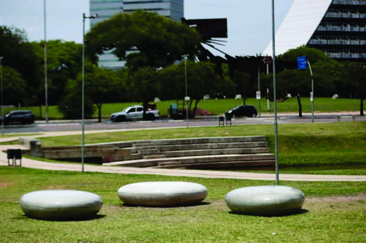 O que são as pedras misteriosas que apareceram em parques e praças de Porto Alegre na última semana