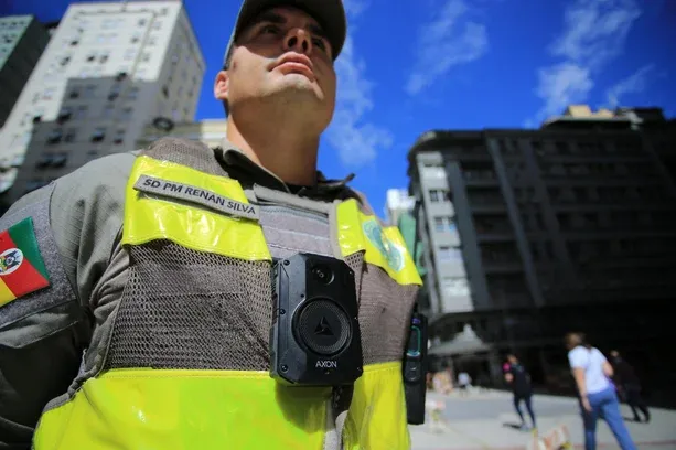 Policiais Militares de Porto Alegre Adotam Câmeras Corporais para Aumentar a Segurança e a Transparência