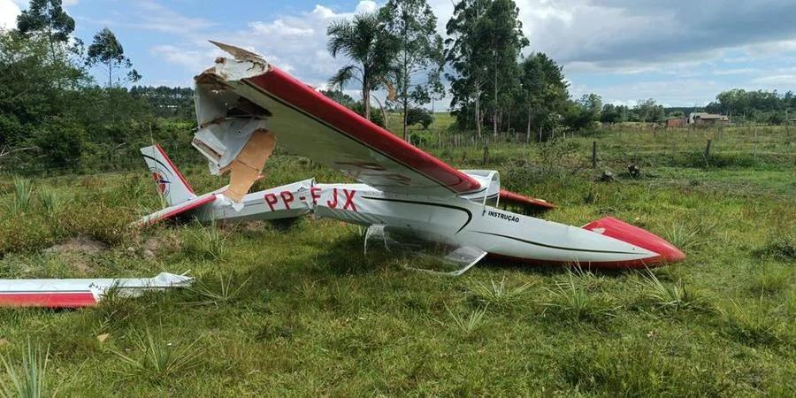 Avião de pequeno porte cai durante aula de voo em Montenegro; piloto e instrutor sobreviveram