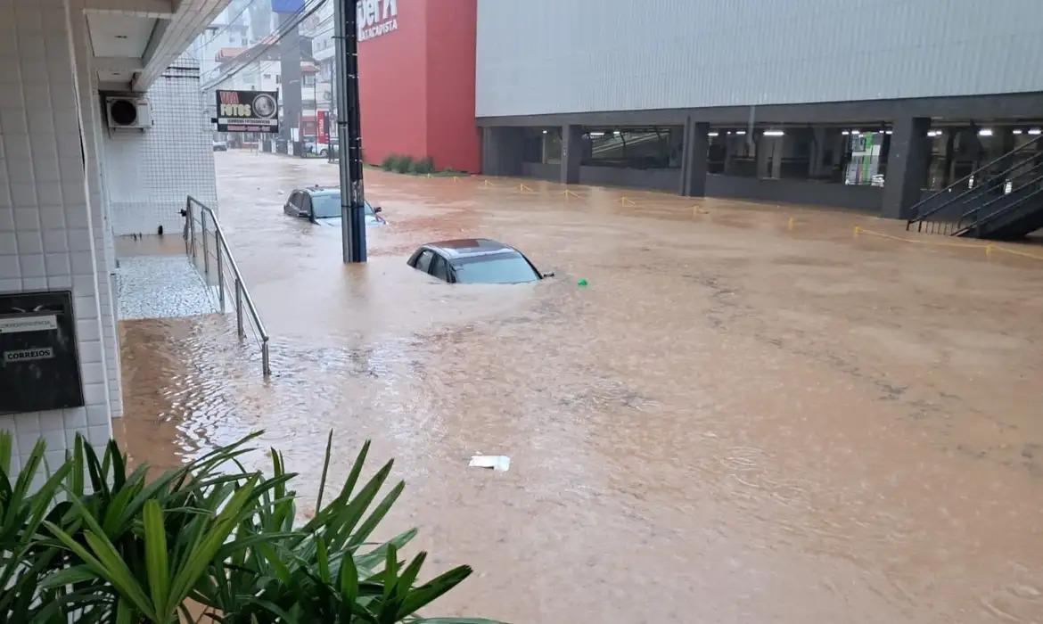 Crise Climática em Santa Catarina: Enchentes Devastadoras Reforçam Desafios na Região