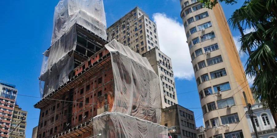 Demolição do 'Esqueletão' Avança em Porto Alegre e Marca Nova Era na Revitalização Urbana