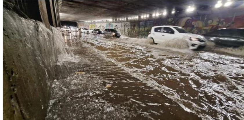 Forte temporal atinge Porto Alegre e causa transtornos em diversos bairros