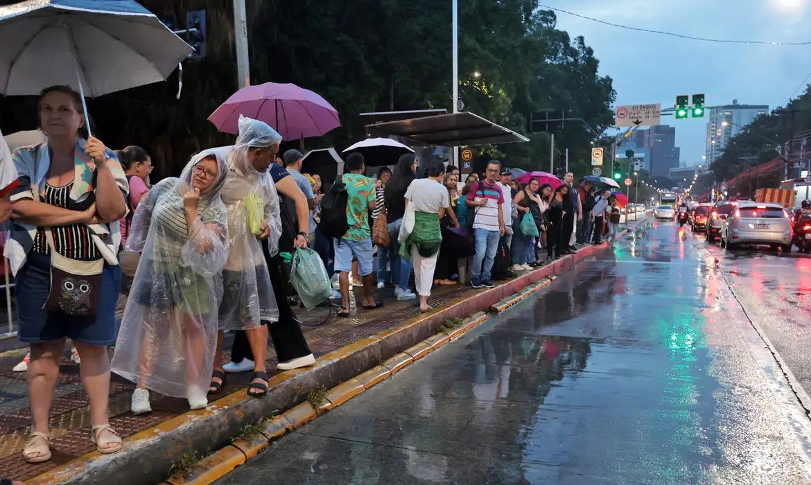 Tempestades Extremas e Seus Impactos: Reflexos no Brasil e no Mundo