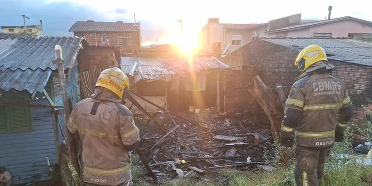 Incêndio destrói casa e deixa uma vítima fatal no bairro Sarandi, em Porto Alegre