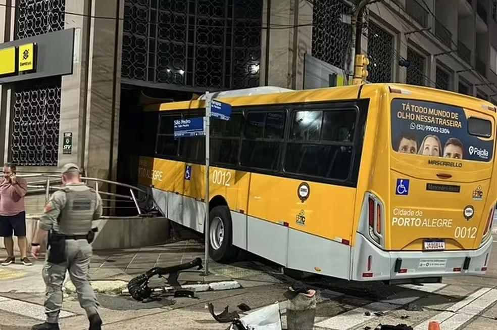 Motorista bate carro em ônibus e causa acidente em Porto Alegre