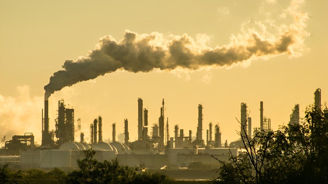 Petróleo: O combustível fóssil que alimenta a crise climática