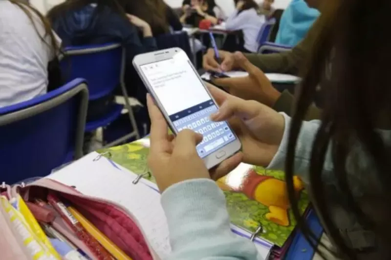 Porto Alegre proíbe celulares em escolas municipais: impactos e desafios da nova medida