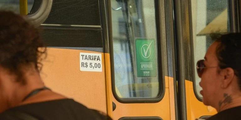 Primeiro dia de reajuste da tarifa de ônibus de Porto Alegre gera insatisfação entre passageiros