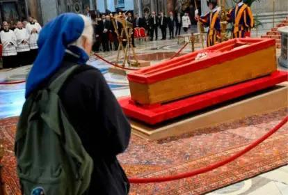 A freira que desafiou o protocolo para se despedir do Papa Francisco