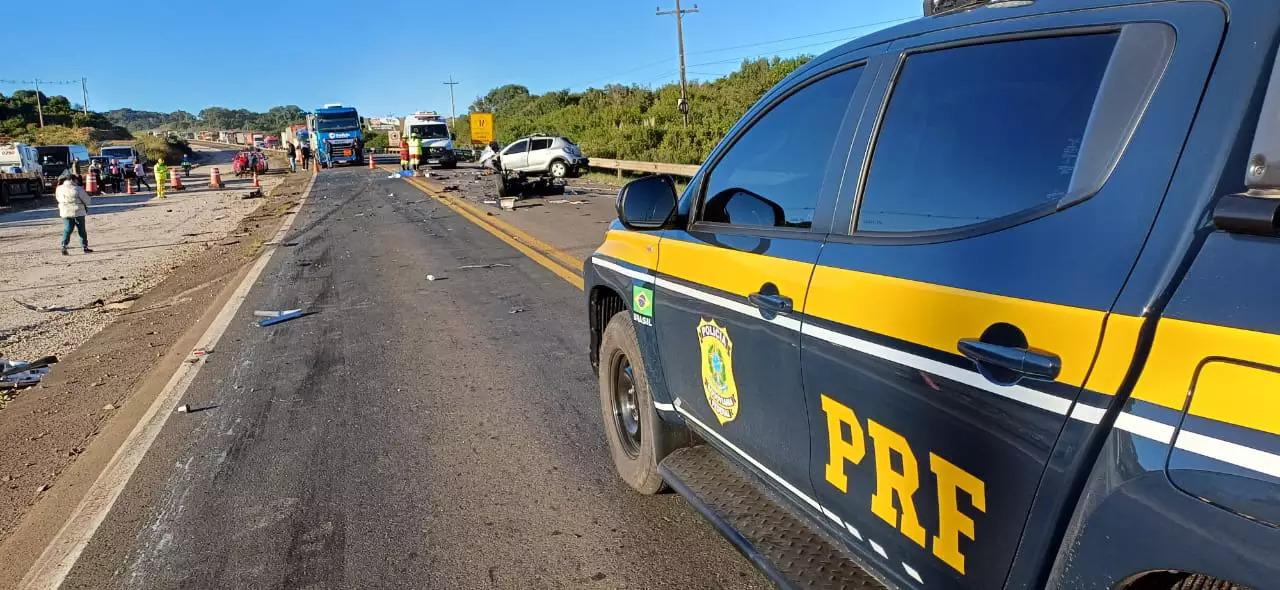 Colisão frontal entre carro e caminhão deixa quatro mortos na BR-386, em Soledade