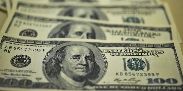 Dólar dispara e atinge R$ 5,90 com temor de recessão global