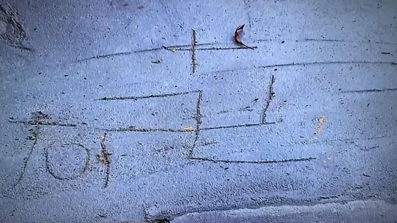 Homem é flagrado desenhando símbolo nazista em calçada de salão de beleza em Porto Alegre