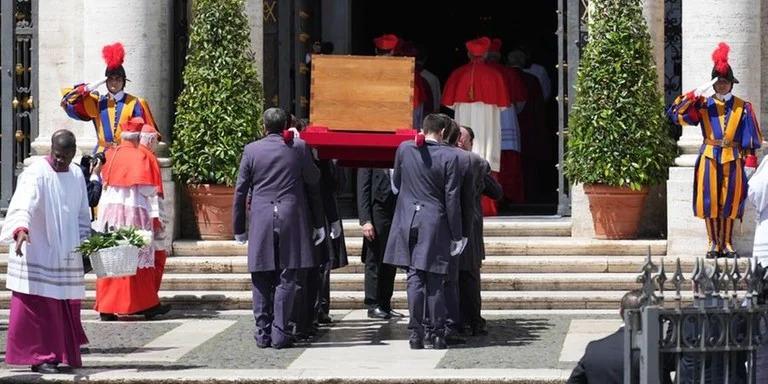 Papa Francisco é sepultado em cerimônia privada na Basílica de Santa Maria Maggiore