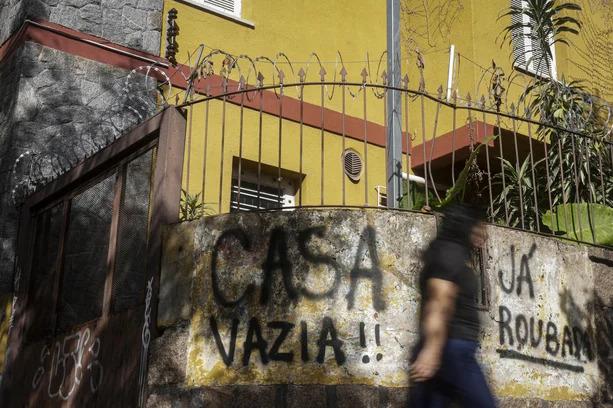 Proprietária recorre a cartazes em muro para tentar conter furtos em casa abandonada no Menino Deus