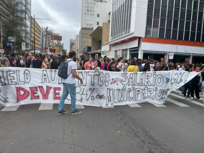 Servidores Municipais de Porto Alegre Paralisam o Centro em Protesto por Reajuste Salarial
