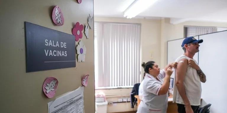 Vacinação contra a Covid-19 em Porto Alegre enfrenta escassez temporária de doses