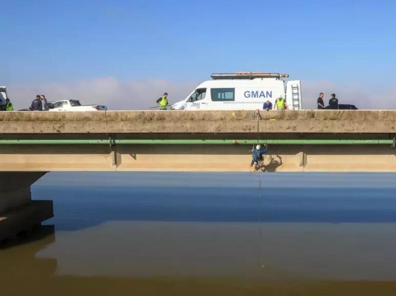 Alpinistas industriais realizam manutenção em adutora sob ponte da BR-290