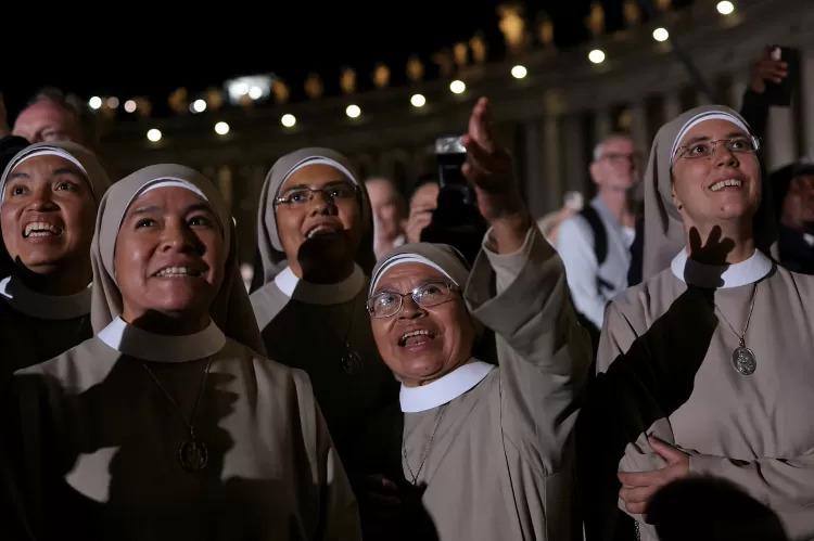 Fumaça preta e memes: 1º dia de conclave agita Praça de São Pedro