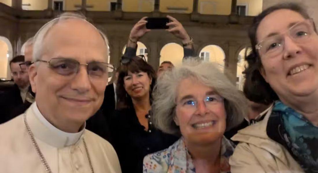 Papa Leão 14 quebra protocolos com selfie e autógrafo em primeiro encontro com fiéis