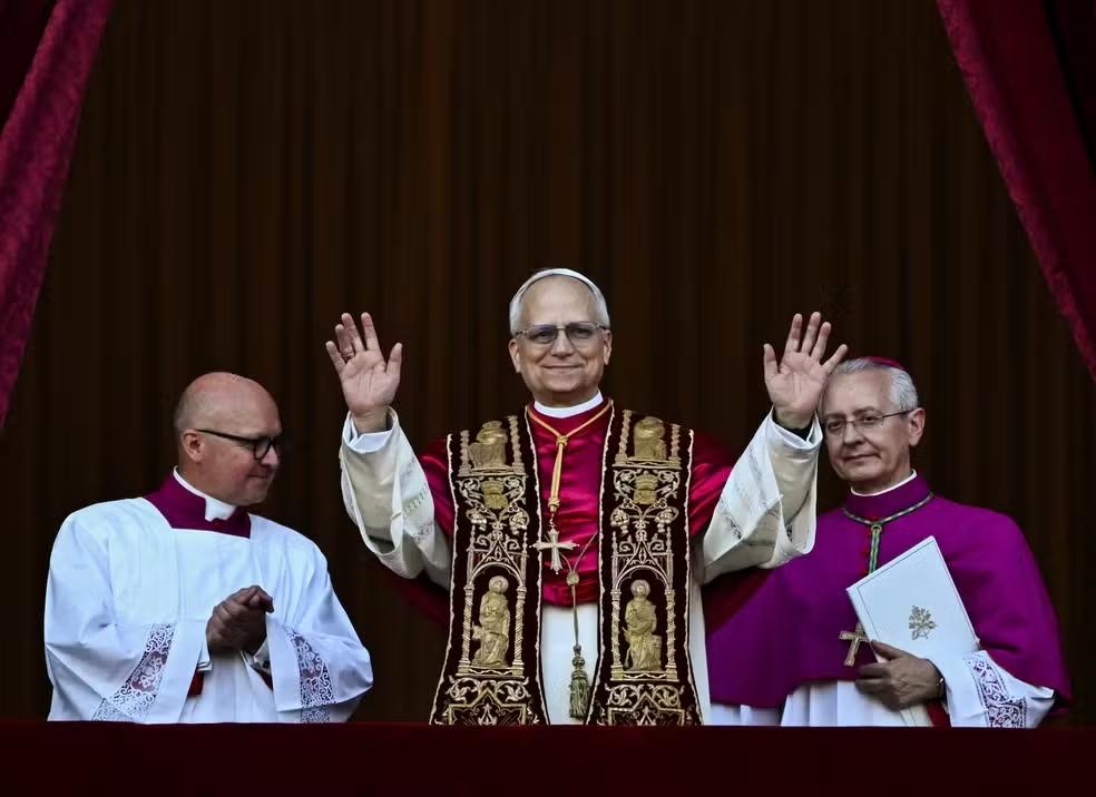 Papa Leão XIV faz primeiro discurso e clama por paz, unidade e continuidade do legado de Francisco