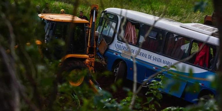 Polícia conclui inquérito sobre acidente com ônibus da UFSM que matou sete estudantes
