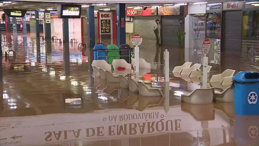 Um Ano Após Enchente, Rodoviária de Porto Alegre Ainda Espera por Reforma Completa