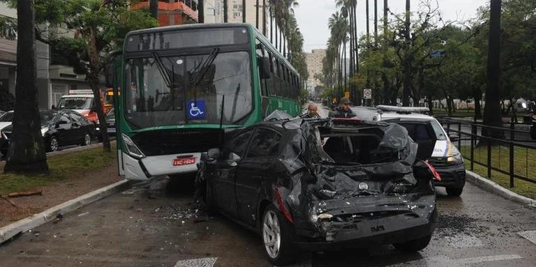 Acidente Envolvendo Carro e Dois Ônibus Deixa Feridos na Região Central