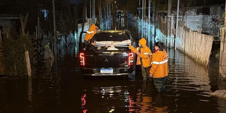 Avanço das águas no bairro Ipê força retirada de famílias e mobiliza abrigo municipal