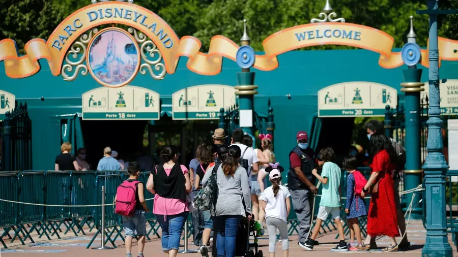 Britânico é preso após simular casamento com criança ucraniana na Disneyland Paris