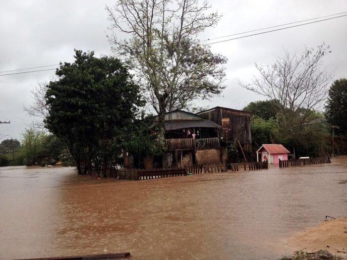 Cheia do Rio Caí força famílias a deixarem suas casas em Nova Petrópolis