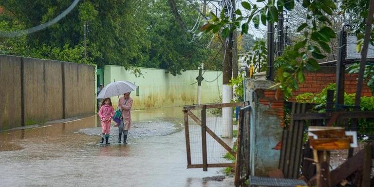 Chuva de 160 mm causa alagamentos e isola moradores nas Ilhas de Porto Alegre