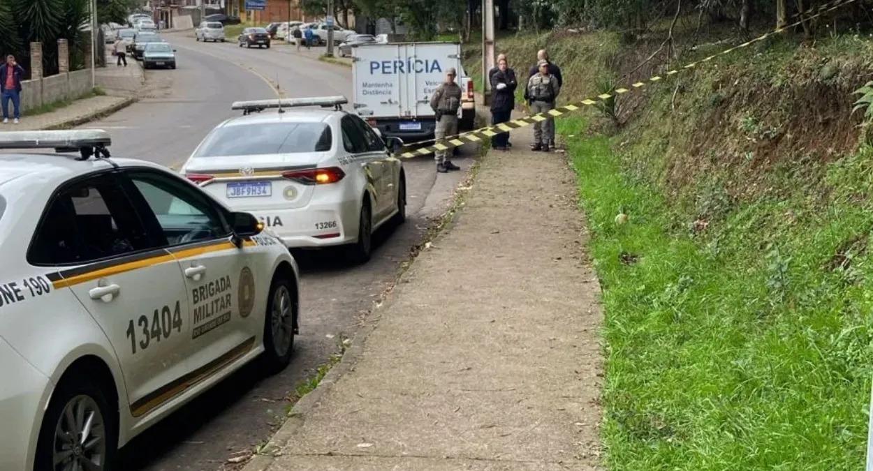 Crianças encontram três crânios humanos em praça próxima a escola