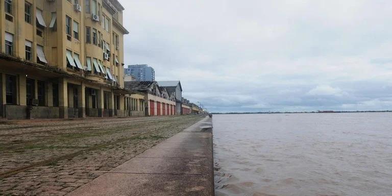 Defesa Civil emite alerta para temporais e monitoramento do Guaíba no RS