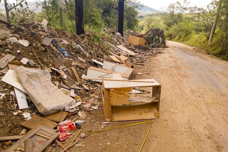 DMLU promove mutirão de limpeza no Beco do David, na Lomba do Pinheiro