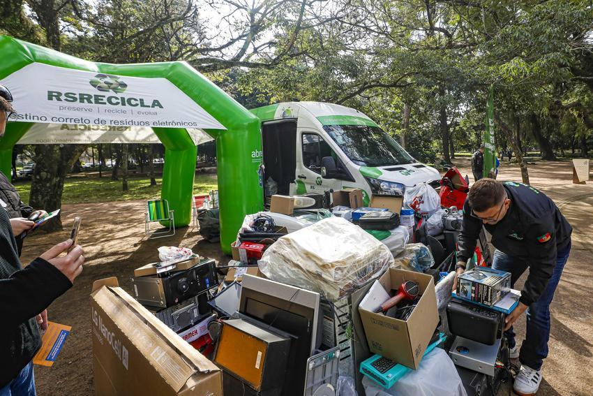 Drive-thru no Parcão recolhe mais de três toneladas de lixo eletrônico em Porto Alegre