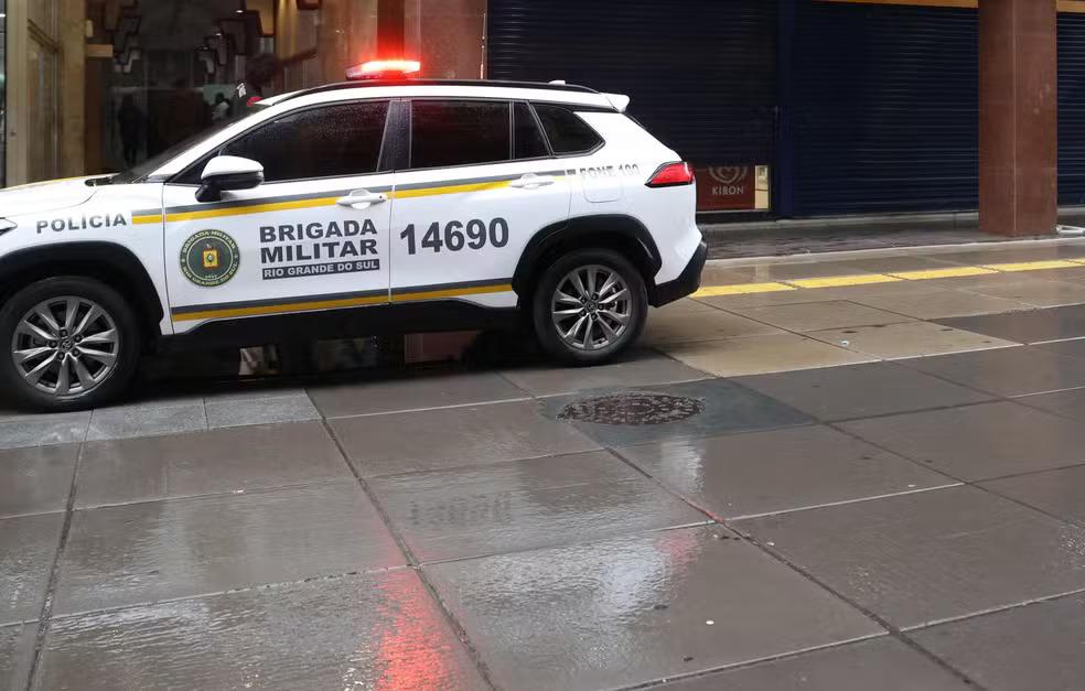 Homem em surto esfaqueia duas mulheres e faz criança refém no Centro Histórico