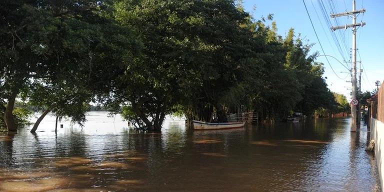Ilhas de Porto Alegre em Alerta: Água Avança e Moradores Revivem o Drama das Enchentes