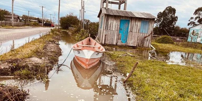 Lagoa dos Patos ultrapassa cota de inundação e provoca alagamentos em Rio Grande