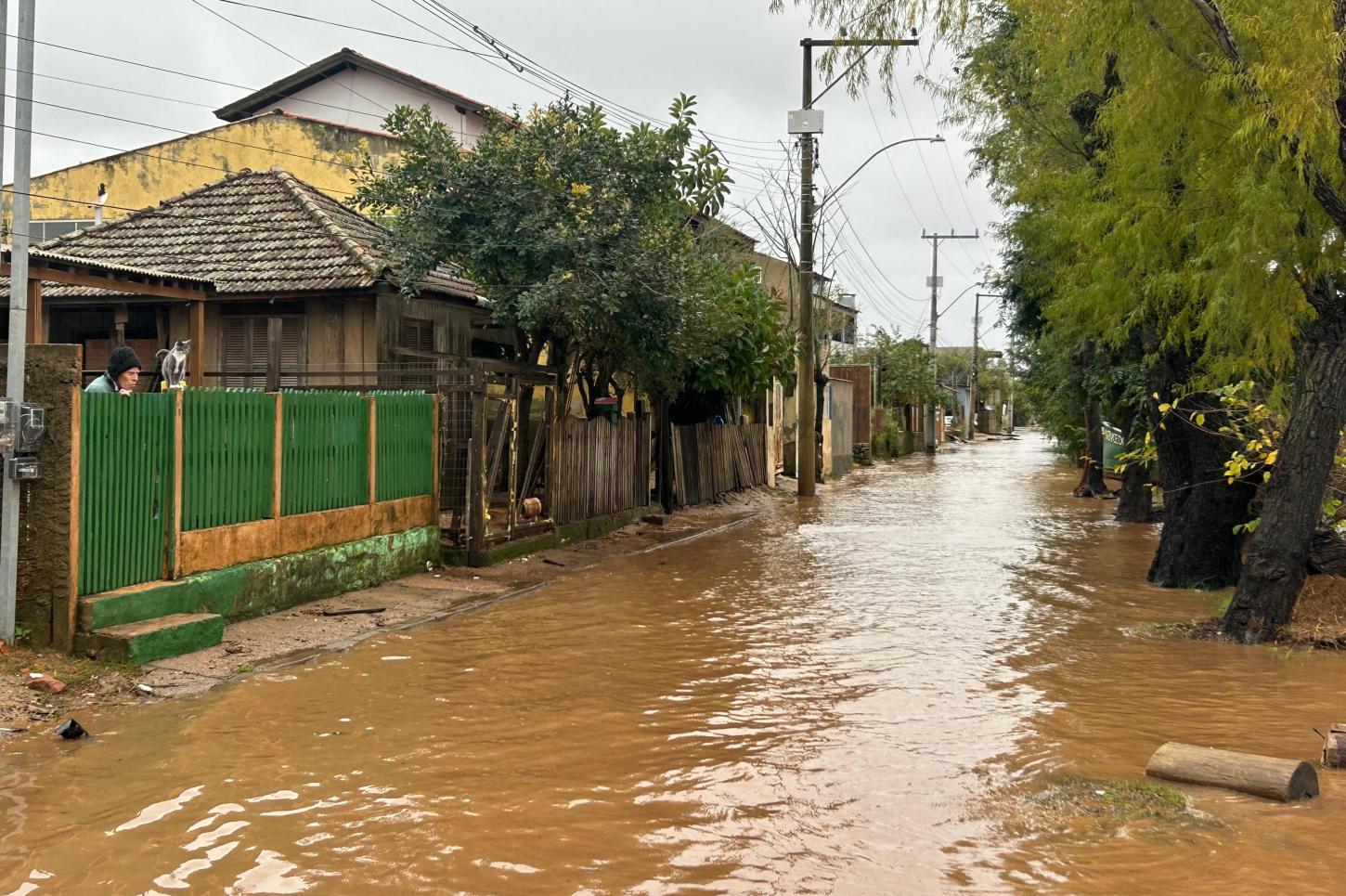 Moradores da Região das Ilhas se Antecipam ao Risco de Nova Enchente