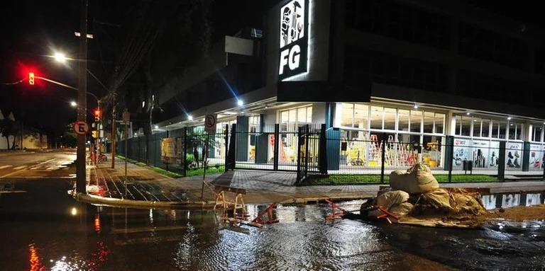 Nível do Guaíba pressiona sistema de drenagem e causa acúmulo de água na Voluntários da Pátria