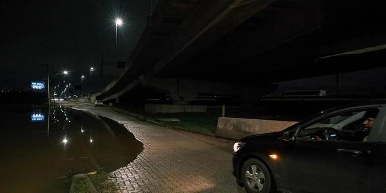 Nível do Guaíba volta a subir e alaga trecho sob nova ponte em Porto Alegre