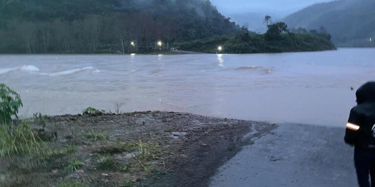 Ponte entre Bento Gonçalves e Cotiporã é submersa pelo Rio das Antas e segue bloqueada